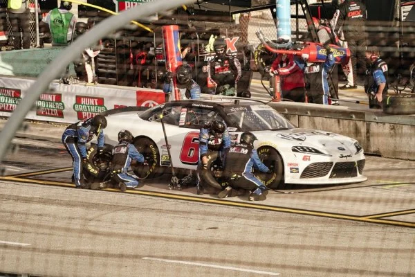 race car pit stop tire change